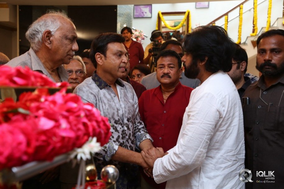 Celebrities-pay-homage-to-superstar-Krishna